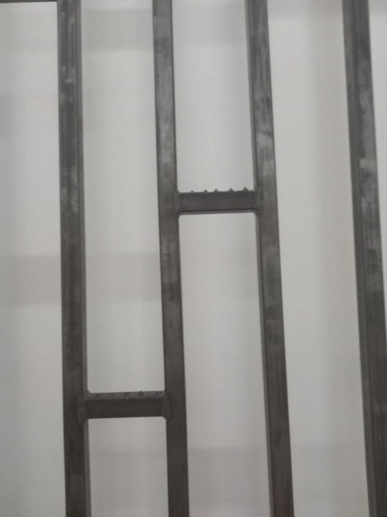 Action Escalade non-anesthésiée, Gina Pane, shards, ridges